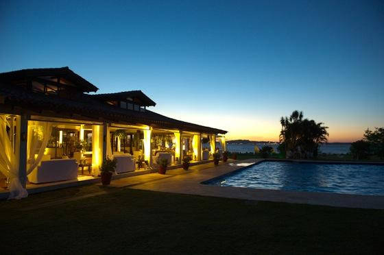 Foto Noturna do Restaurante da Ilha do Clube dos Jangadeiros - Crepúsculo