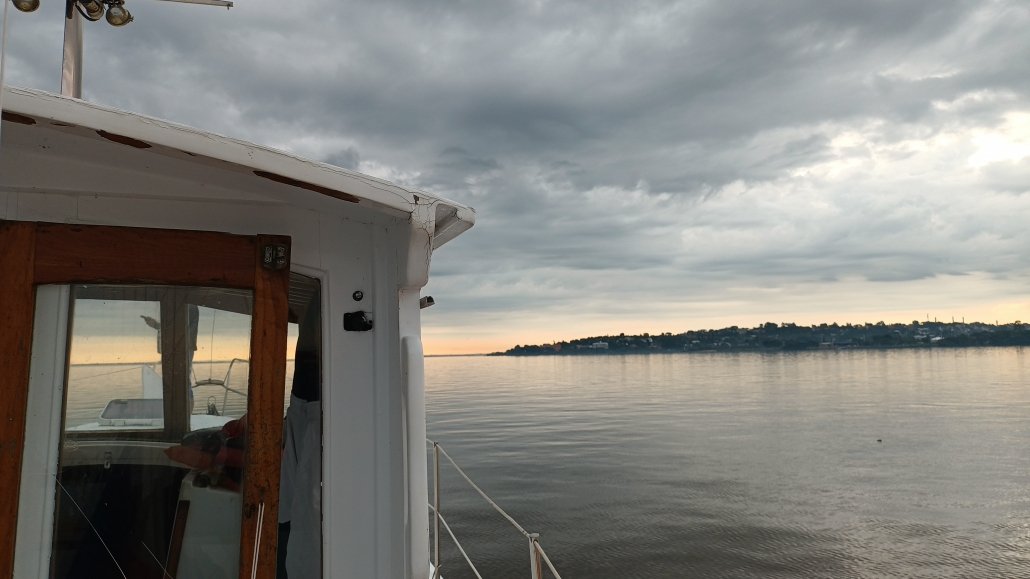 Vista do barco Leopoldo Geyer, da Comissão de Regatas. Foto: Rômulo Vizzotto/Camejo Comunicação