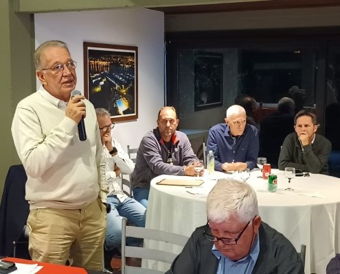 Na foto, Comodoro Cristiano Tatsch discursa aos membros do Conselho Deliberativo do Jangadeiros. Foto: Rômulo Vizzotto/Camejo Comunicação